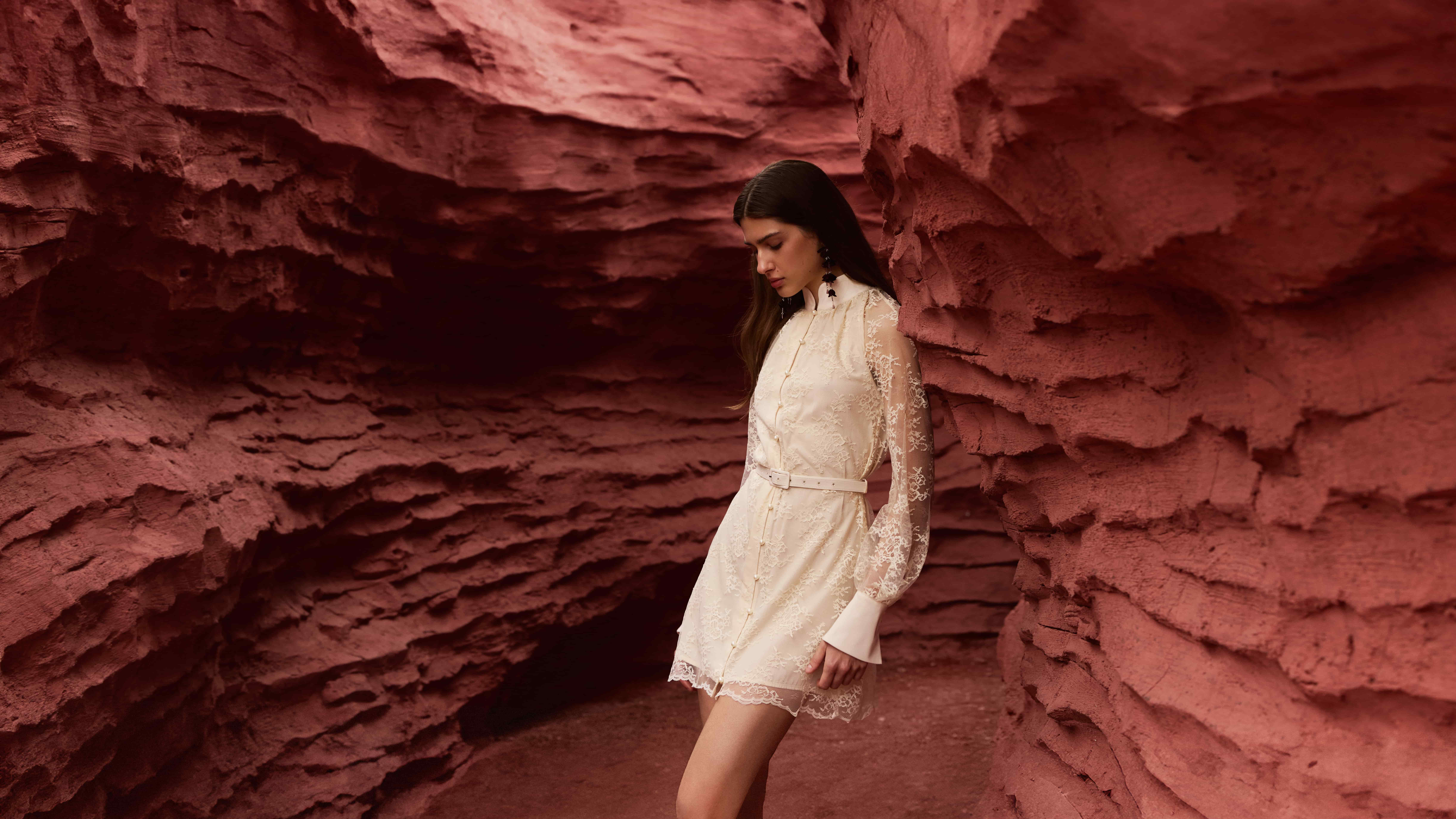 Between the Horizon and Light